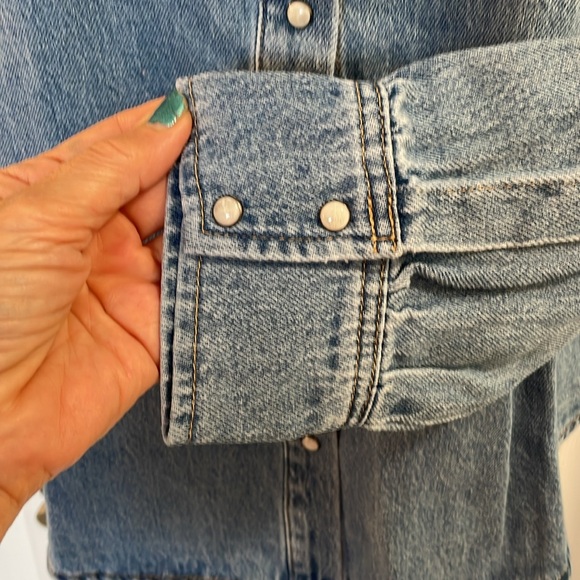 RISEN LOS ANGELES PEARL SNAP FRONT SHIRRING  LONG SLEEVE DENIM BLUE SHIRT SM MED - Picture 6 of 14